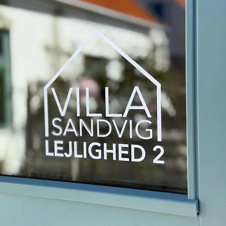 Ferie I Sandvig Nær Og Klippekyst *