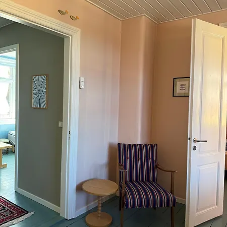 Ferie I Sandvig Nær Og Klippekyst