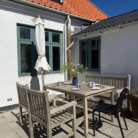 Ferie I Sandvig Nær Og Klippekyst
