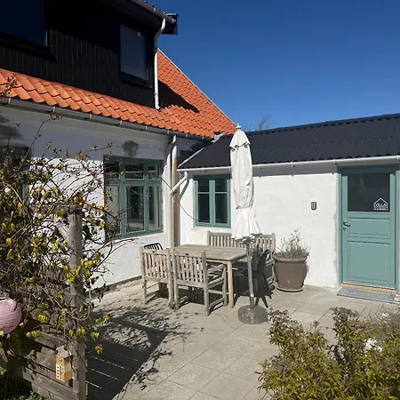 Ferie I Sandvig Nær Og Klippekyst *